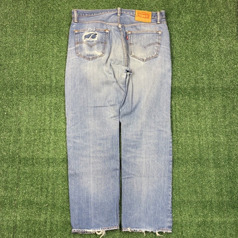 Vintage 90's Levi's 501 Button-Fly Jeans‎